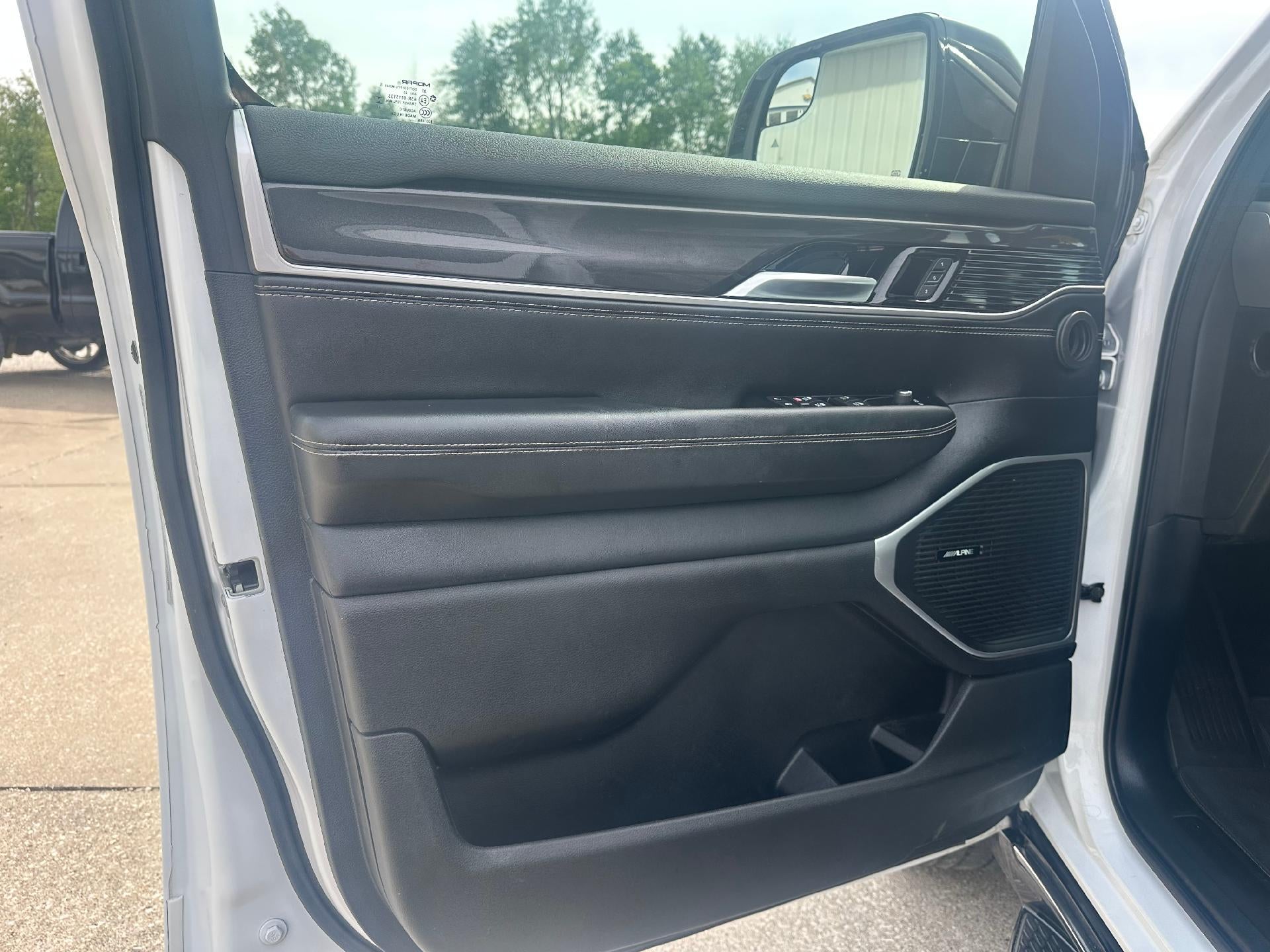 2024 Jeep Wagoneer Base
